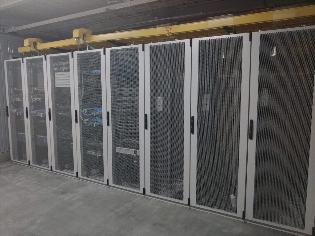 自社データセンター 本番稼働 — バスダクト + ネットワーク配線完了